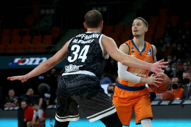 多中后场衔 多中后场衔