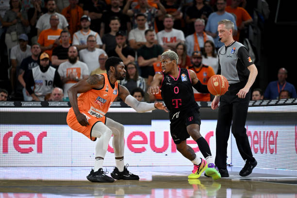 边锋与中锋 边锋与中锋